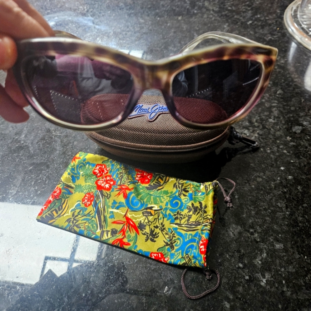 MAUI JIM Sunglasses with case